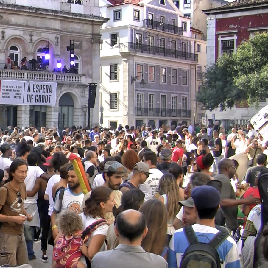 Crowd in Rossio for an anti-racism event.