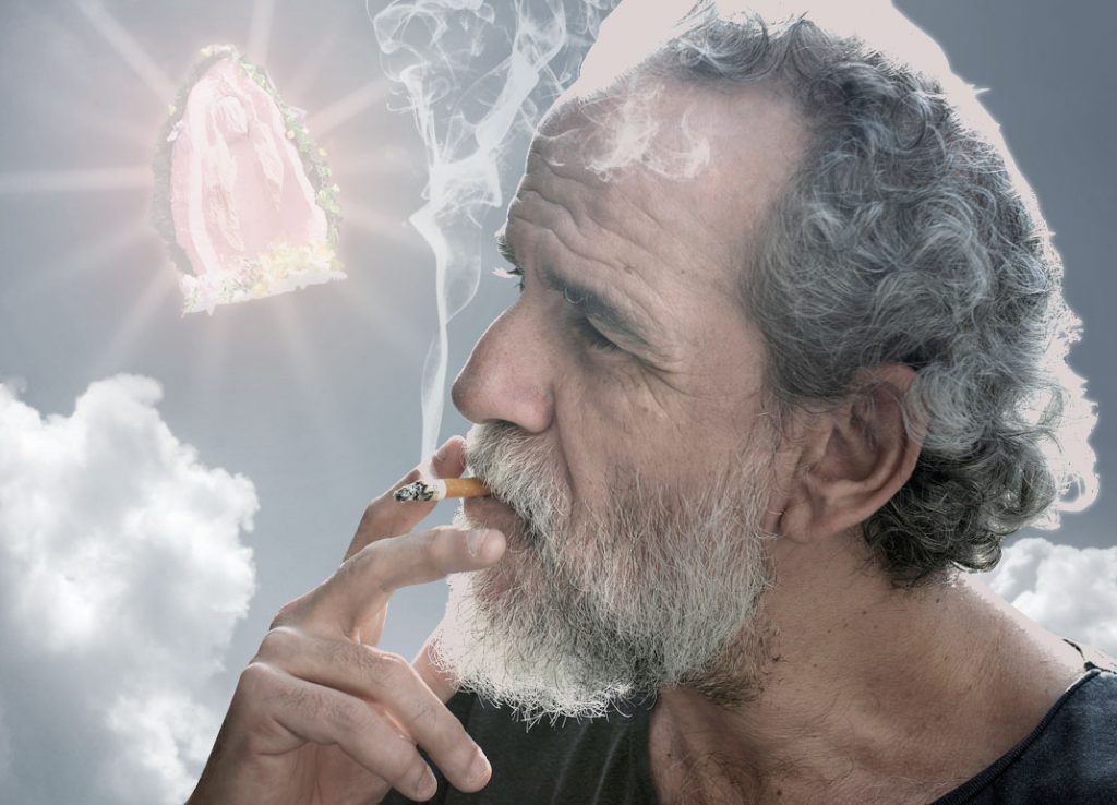 Actor Willy Toledo being illuminated by a Coño Insumisso.