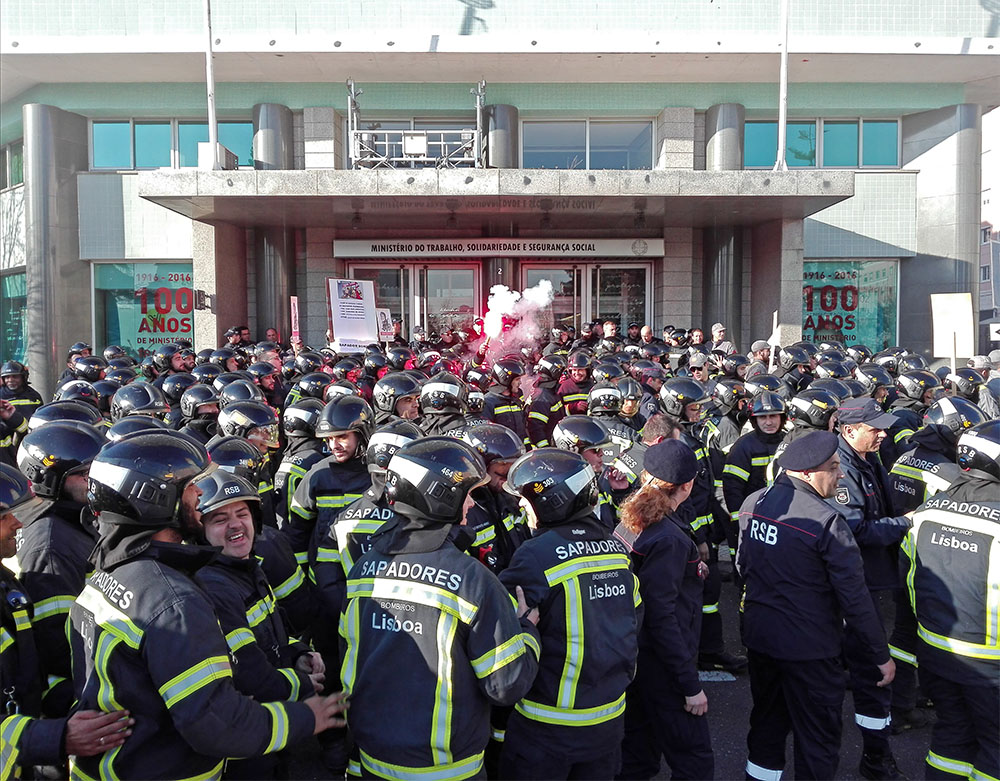 Protesting firefighters in front of the Ministry of Labor.