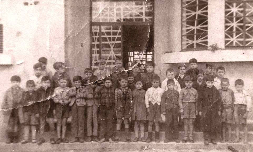 School picture of children during the Salazar regime. Some are barefoot.