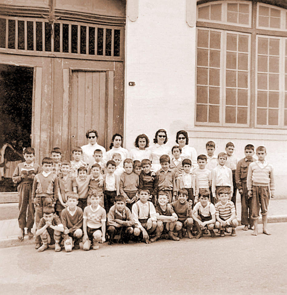School picture of children during the Salazar regime. Some are barefoot.